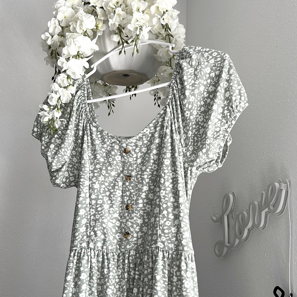 This gorgeous green and white dress is super perfect for the summer! Great price